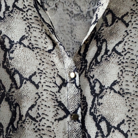 Snake Print long sleeve with Lace details - Picture 2 of 6